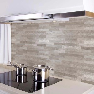 Paraschizzi da cucina t.b.t. effetto legno dietro un piano cottura.