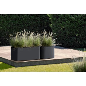 Fioriera grigia Florus Jive Terrace, 78x39 cm, con piante in giardino.