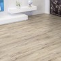 Pavimento laminato Comfort Quercia Naturale 7 mm installato in soggiorno con mobili.