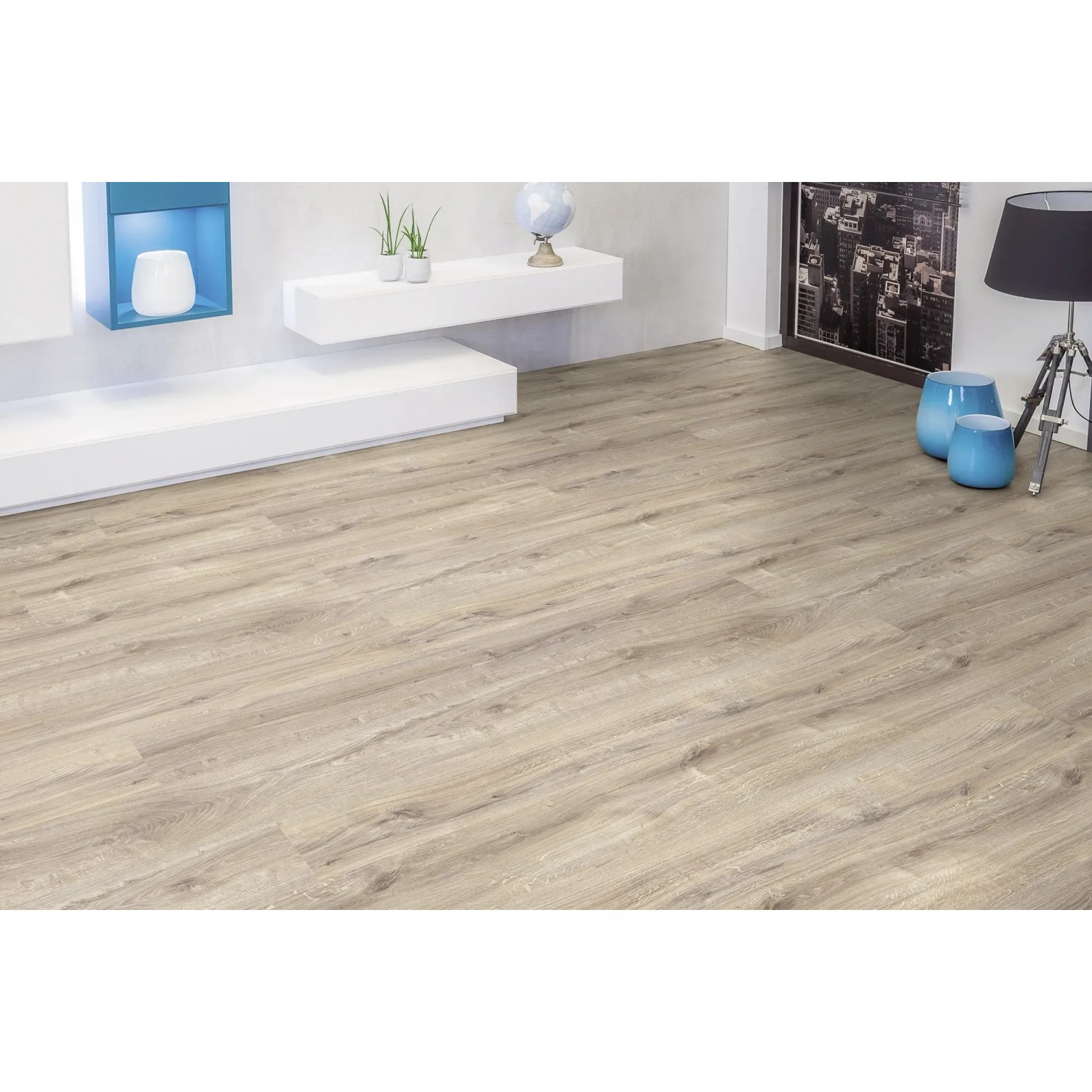 Pavimento laminato Comfort Quercia Naturale 7 mm installato in soggiorno con mobili.