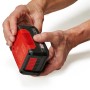 Dettaglio della batteria Einhell Power X-Change 18V 4Ah, tenuta in mano.