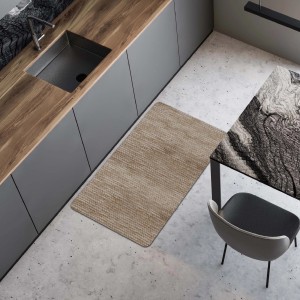 Tappeto beige/zerbino davanti a mobile cucina grigio. Tappeto da cucina per più comfort.