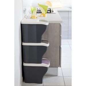 Torre di pattumiere t.b.t. con tre contenitori grigi, ideale per la raccolta differenziata.