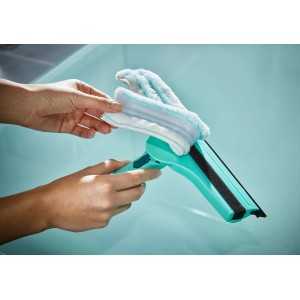 Panno di ricambio Leifheit per Window & Frame Cleaner L, applicato al tergicristallo.