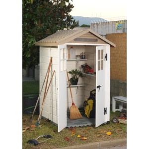 t.b.t. Casetta da giardino in plastica con porta aperta e attrezzi da giardinaggio.