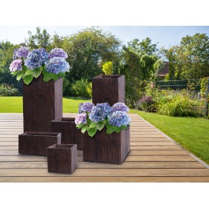 Fioriere in fibra di argilla marrone con texture legno, varie dimensioni piantate con ortensie.