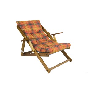 Lettino prendisole in legno con cuscino a quadri per giardino e terrazza.