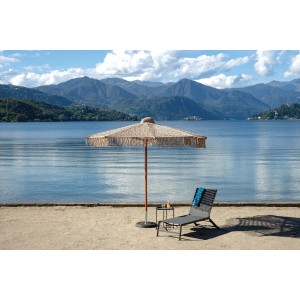 Ombrellone a braccio t.b.t. con lettino e tavolino sul lago.