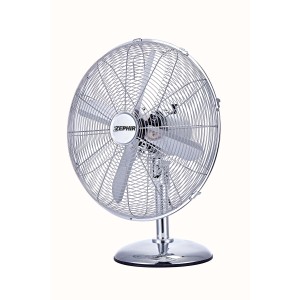 Ventilatore da tavolo cromato con griglia di protezione.