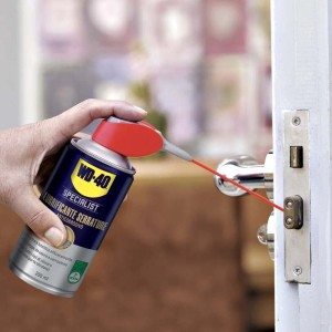 Lubrificante per serrature WD-40 Specialist applicato a una serratura.