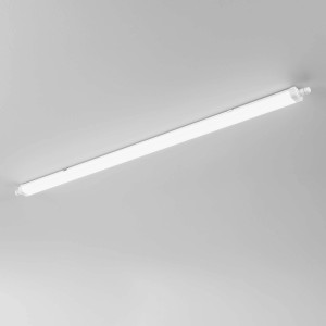 Plafoniera LED t.b.t. bianca su un soffitto.