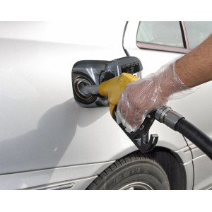 Mano guantata che fa rifornimento all'auto. Accessorio interno auto.