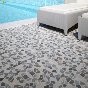 Piastrelle mosaico t.b.t. nei toni del grigio e del beige, posate su una terrazza accanto a una piscina.
