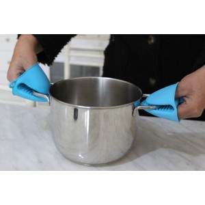 Pentola con presine in silicone blu sui manici. Utensile da cucina per cucinare in sicurezza.