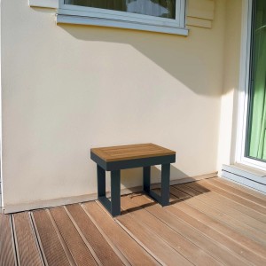 Tavolino da esterno per giardino, terrazzo o balcone. Quadrato, effetto legno, struttura grigia.