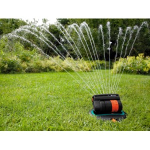 Gardena Sprinklersystem irrigatore a scomparsa OS 140 in azione, irrigazione del prato in giardino.