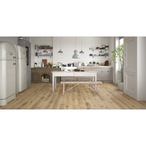 Pavimento vinilico effetto legno posato in ambiente cucina.