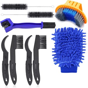 Set pulizia bici con spazzole, pulitore catena e guanto per la manutenzione della bicicletta.