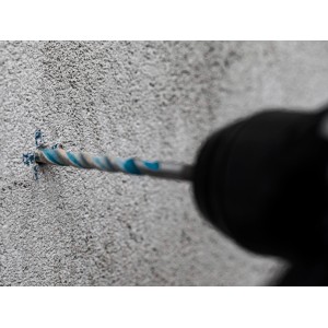 Set di punte Bosch Expert in uso: punta che fora un muro di cemento.