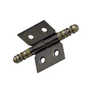 Dettaglio di una cerniera per mobili color bronzo con perno decorativo.