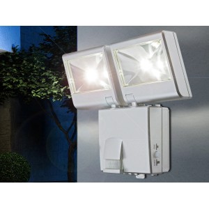 Faretto da esterno a LED Globo argento con sensore di movimento su una parete.