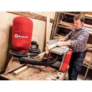 Pialla Einhell con sistema di aspirazione in uso. Lavorazione del legno in officina.
