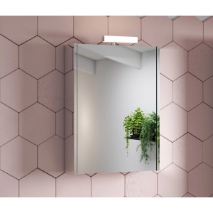 Specchiera t.b.t. con illuminazione davanti a piastrelle esagonali rosa.