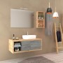 Set di mobili da bagno moderni con mobile lavabo, specchio ed elementi contenitivi.