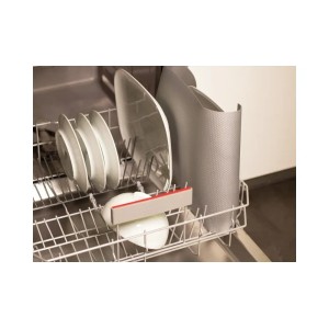 Lavastoviglie con piatti e un t.b.t. grigio.