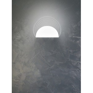Moderna applique LED t.b.t. con design semicircolare e illuminazione indiretta su parete grigia.