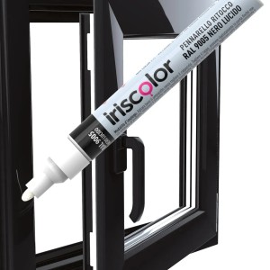 Pennarello ritocco nero iriscolor per correggere imperfezioni, applicazione su telaio finestra.