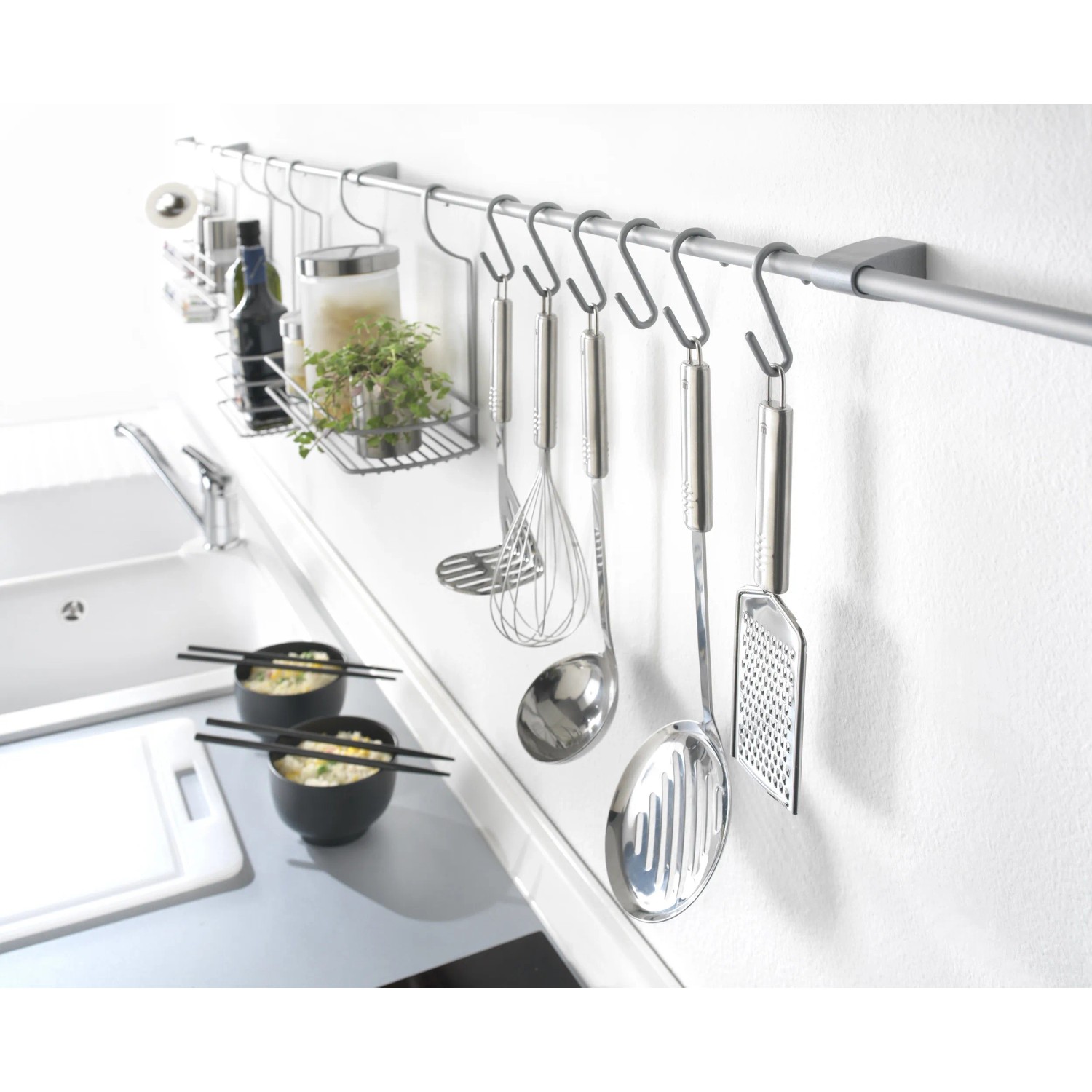 Utensili da cucina appesi a una barra. Accessori per l'organizzazione della cucina.