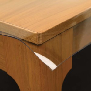 Dettaglio di una tovaglia su un tavolo di legno. Categoria: Tovaglie.