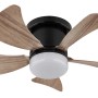 Ventilatore da soffitto con pale effetto legno e luce LED integrata.