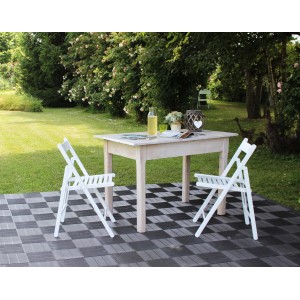 Piastrelle per esterni a scacchiera con tavolo e sedie in giardino.