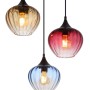 Lampada a sospensione a tre luci con paralumi in vetro colorato (blu, rosso, giallo).
