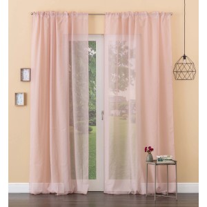 Tende in tessuto rosa t.b.t. davanti a porte finestre.