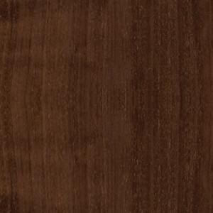 Primo piano di una pellicola adesiva con texture legno marrone.