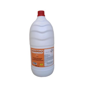 Flacone di ammoniaca per pulizia domestica.