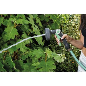 Irrigazione con pistola a spruzzo t.b.t. in giardino.