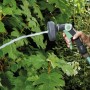 Irrigazione con pistola a spruzzo t.b.t. in giardino.
