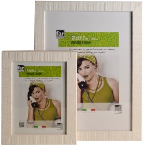 Due cornici t.b.t. bianche in legno, di diverse dimensioni.