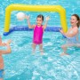 Porta da pallanuoto gonfiabile con bambini in piscina per gioco e divertimento.