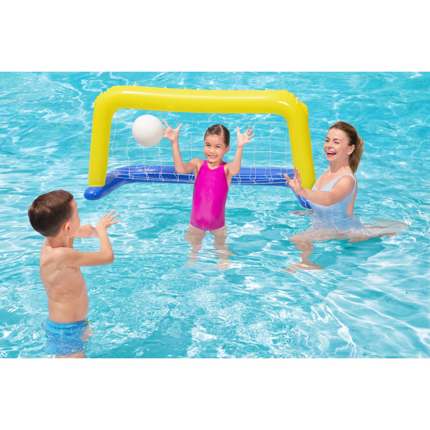 Porta da pallanuoto gonfiabile con bambini in piscina per gioco e divertimento.