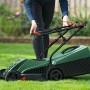 Rasaerba elettrico Bosch Easy Rotak 32-215 con manici pieghevoli per stoccaggio compatto su prato verde.