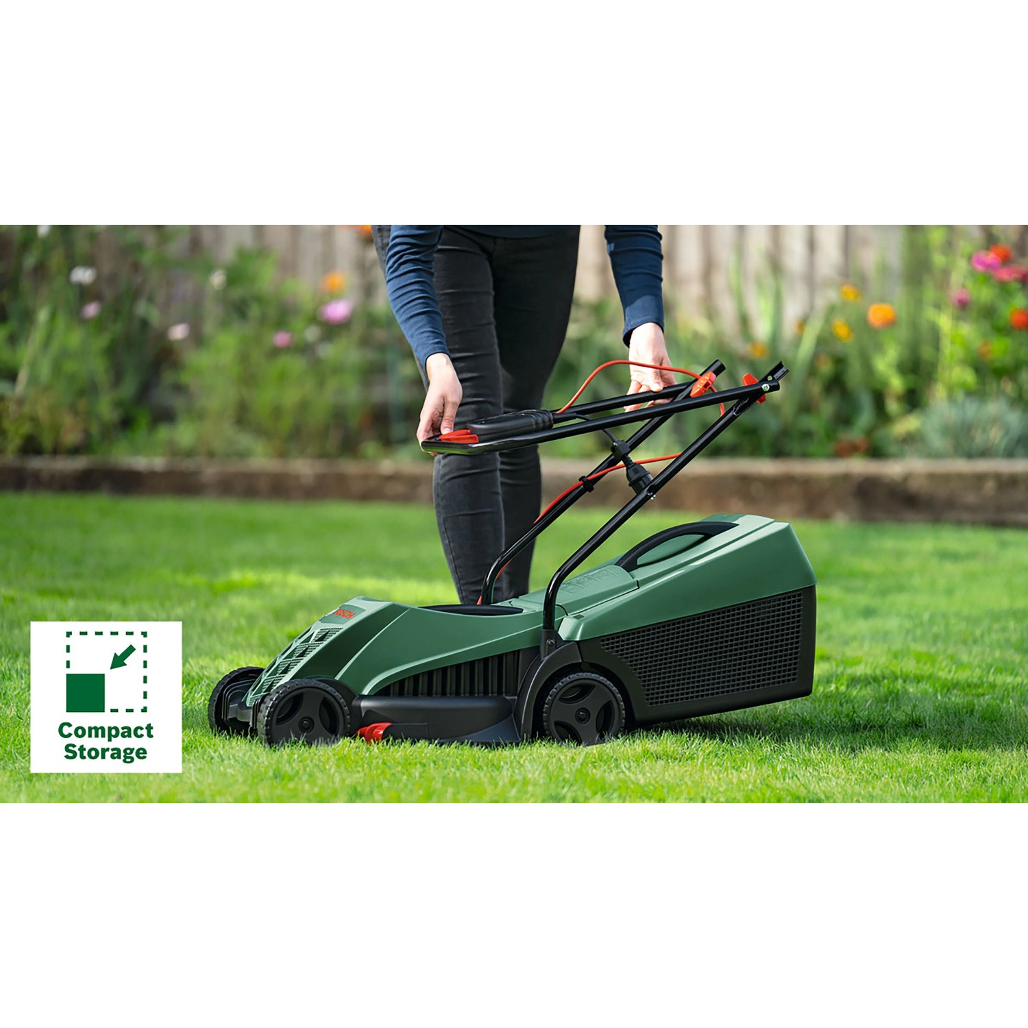 Rasaerba elettrico Bosch Easy Rotak 32-215 con manici pieghevoli per stoccaggio compatto su prato verde.