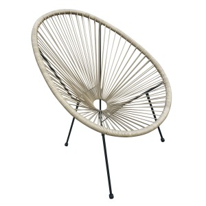 Sedia da giardino beige con struttura in metallo nero e seduta intrecciata.