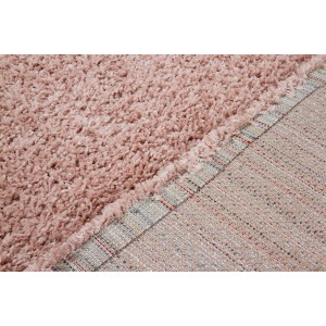 Dettaglio di un tappeto a pelo lungo rosa.