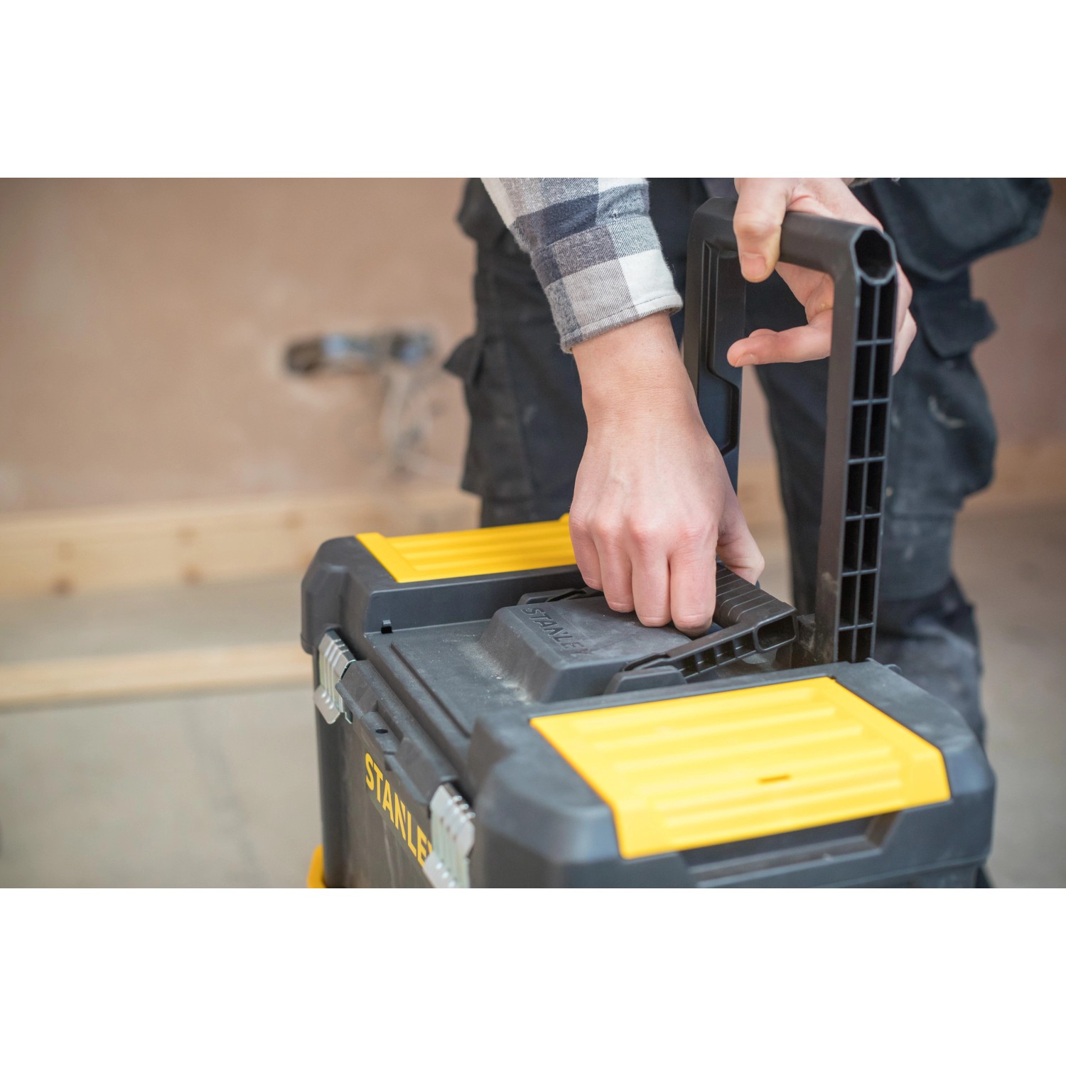 Stanley Rollende Werkstatt Essential STST1-80151 con manico telescopico in uso.