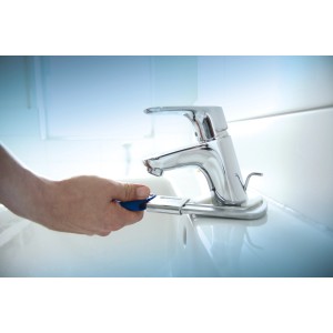 Utilizzo della chiave per rubinetti LUX (240mm) su un rubinetto lucido in bagno.